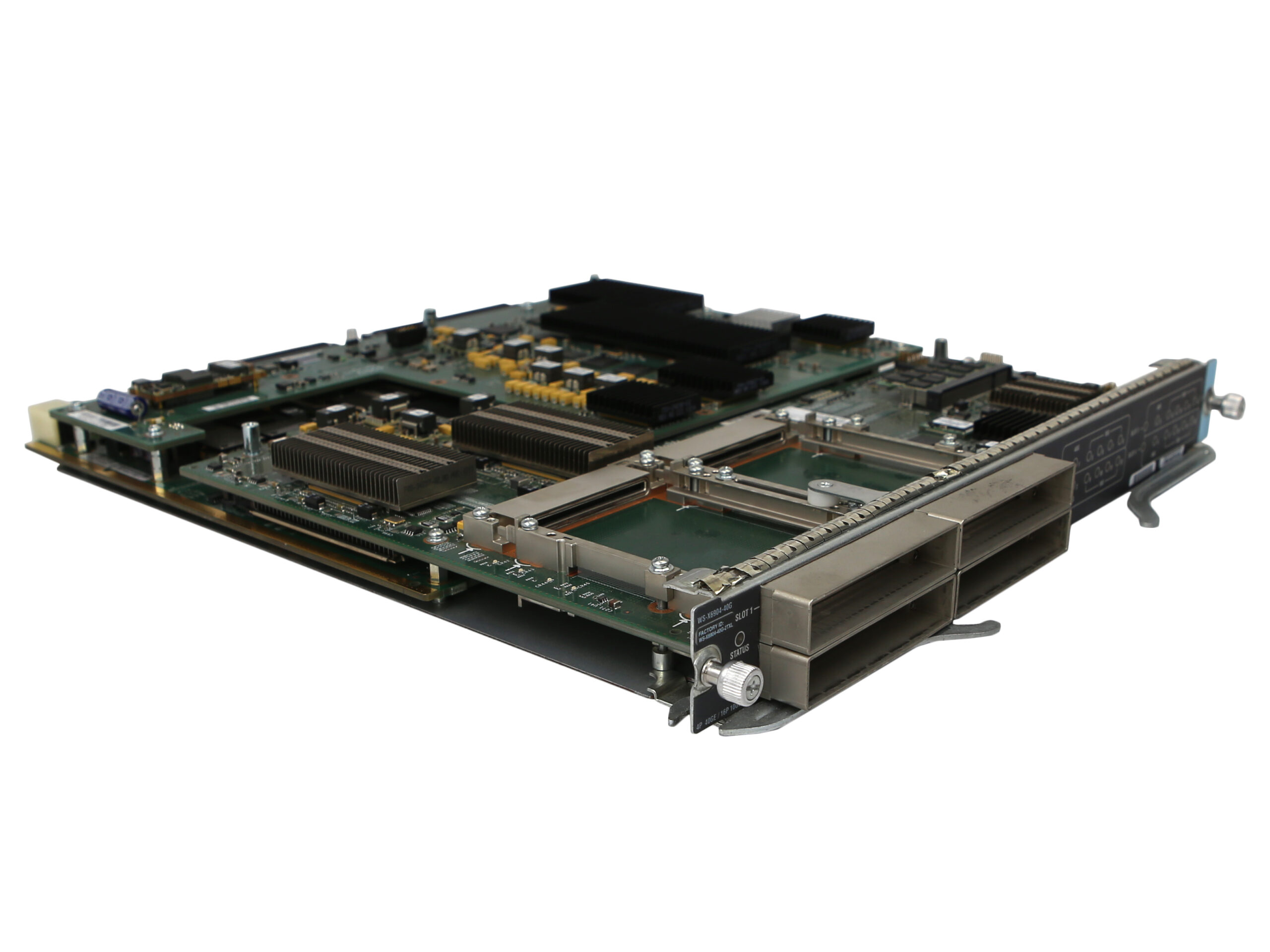 Moduł Cisco Catalyst widziany pod kątem z góry, z płytą główną, portami z boku i metalowym panelem montażowym