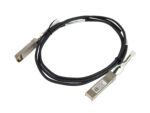Kabel DAC ze złączami SFP28 na obu końcach, zwinięty w pętlę, czarny oplot przewodu.