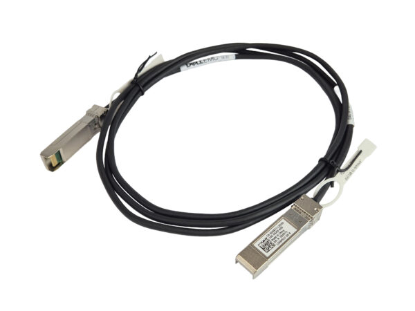 Kabel DAC ze złączami SFP28 na obu końcach, zwinięty w pętlę, czarny oplot przewodu.