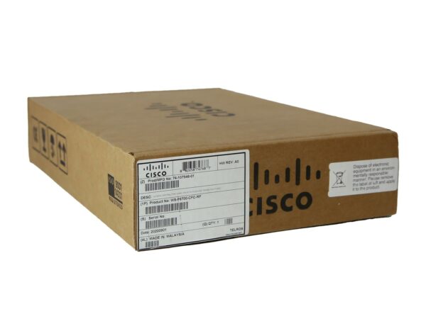 Zamknięte pudełko kartonowe z logo Cisco i naklejkami z etykietami wysyłkowymi na wieku.