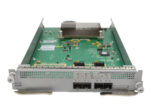 Moduł Cisco z widoczną odkrytą płytką elektroniczną od góry i czterema portami SFP+ na przednim panelu.