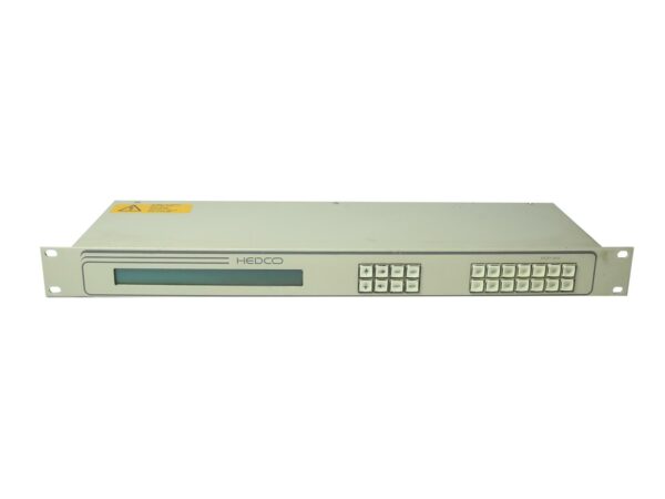 Panel Hedco RCP-AN w obudowie rack z uszami montażowymi, wyświetlaczem LCD i klawiaturą numeryczną z przodu.