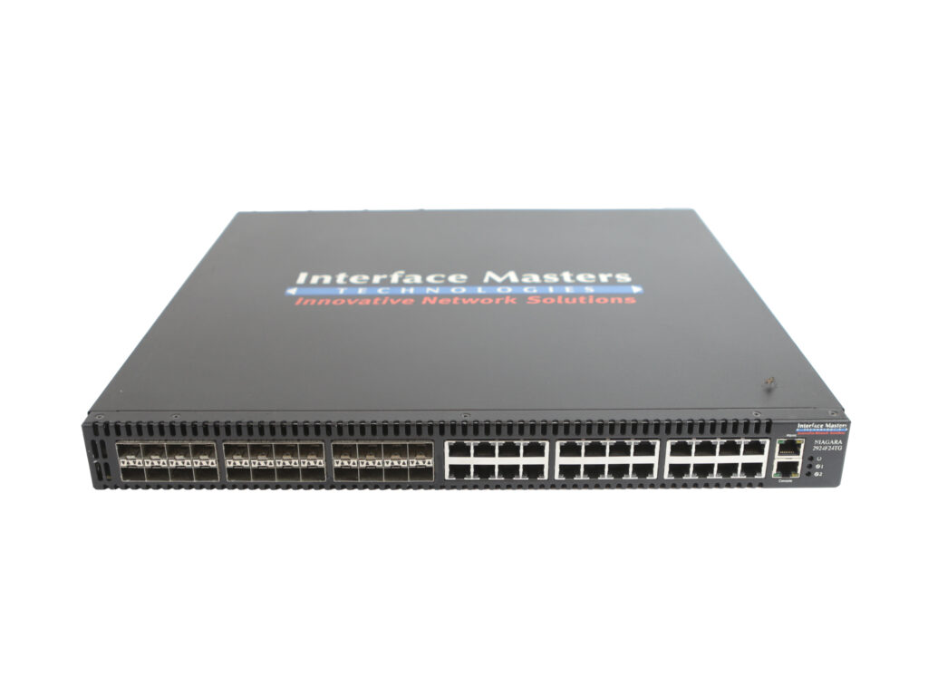 Przód switcha Interface Masters Niagara 2924-24TG z rzędami portów SFP+ i RJ45, obudowa w dobrym stanie.