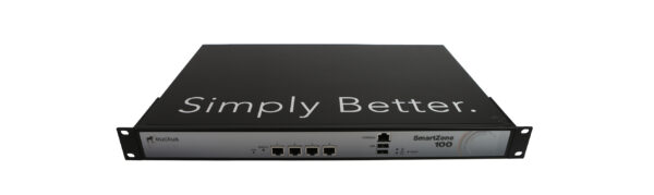 Kontroler Ruckus SmartZone 100 z przodu, widoczne cztery porty RJ45, diody LED i uszy montażowe do szafy rack.