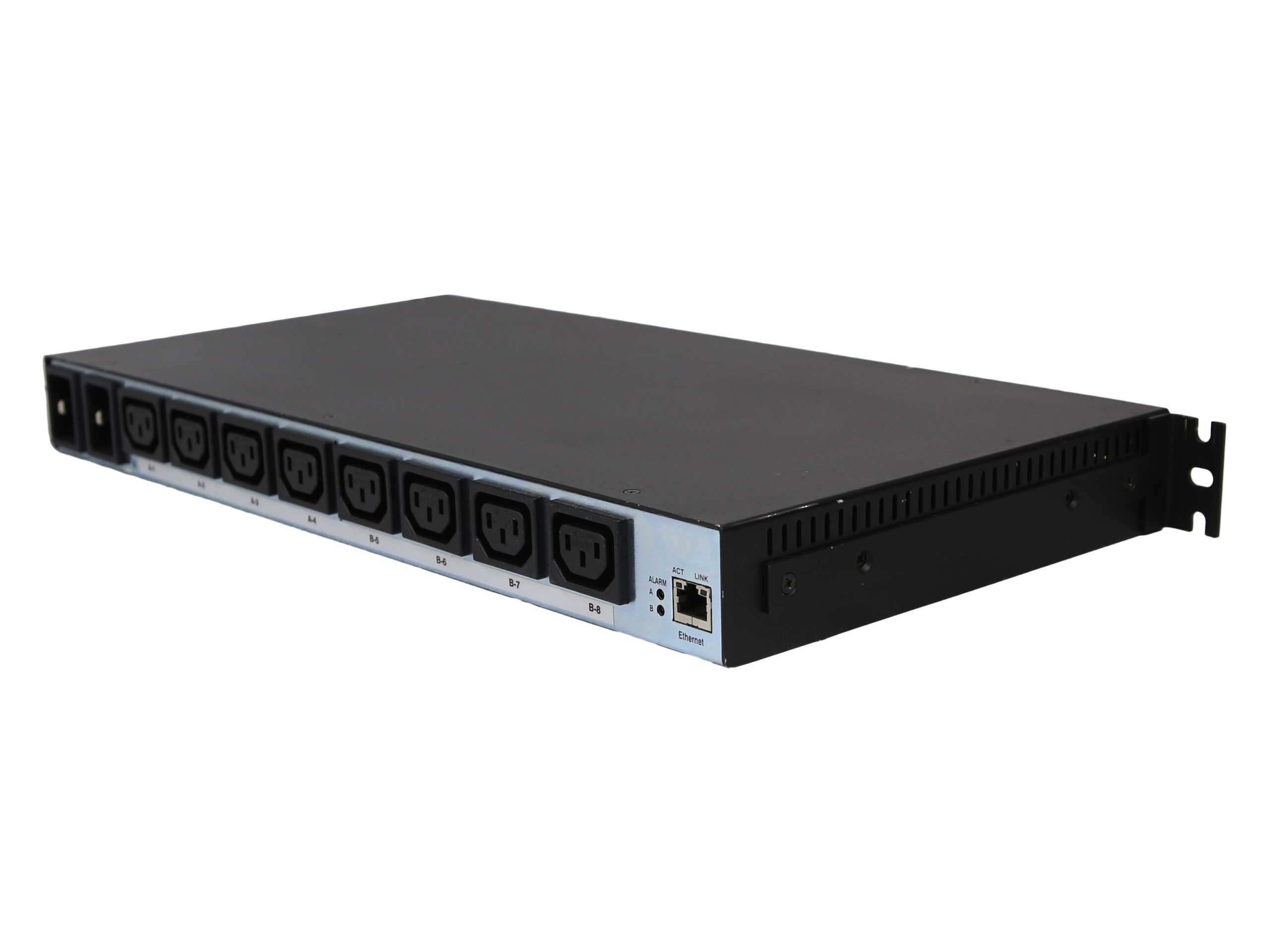 Listwa PDU Perle RPS820 pod kątem z boku, widoczny rząd ośmiu gniazd IEC320-C13 i uszy montażowe do szafy rack