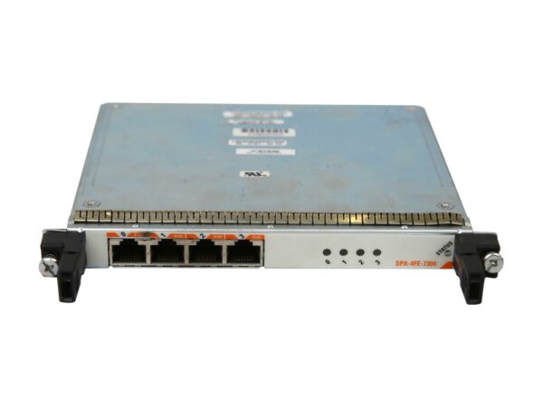 Moduł Cisco SPA-4FE-7304 pod kątem, widoczne cztery porty RJ-45, rząd diod LED i metalowa obudowa z uchwytami montażowymi.