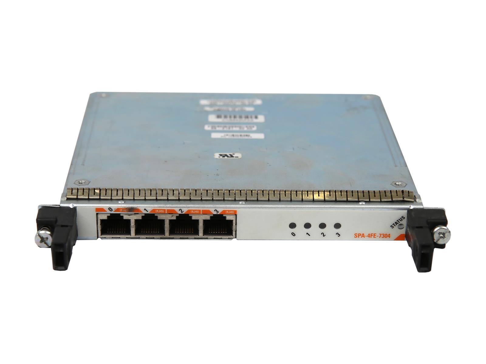 Moduł Cisco SPA-4FE-7304 pod kątem, widoczne cztery porty RJ-45, rząd diod LED i metalowa obudowa z uchwytami montażowymi.
