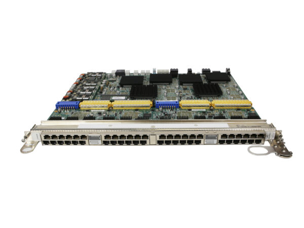 Moduł liniowy Force10 z widocznymi 48 portami RJ45 w rzędach oraz płytą z układami scalonymi od góry