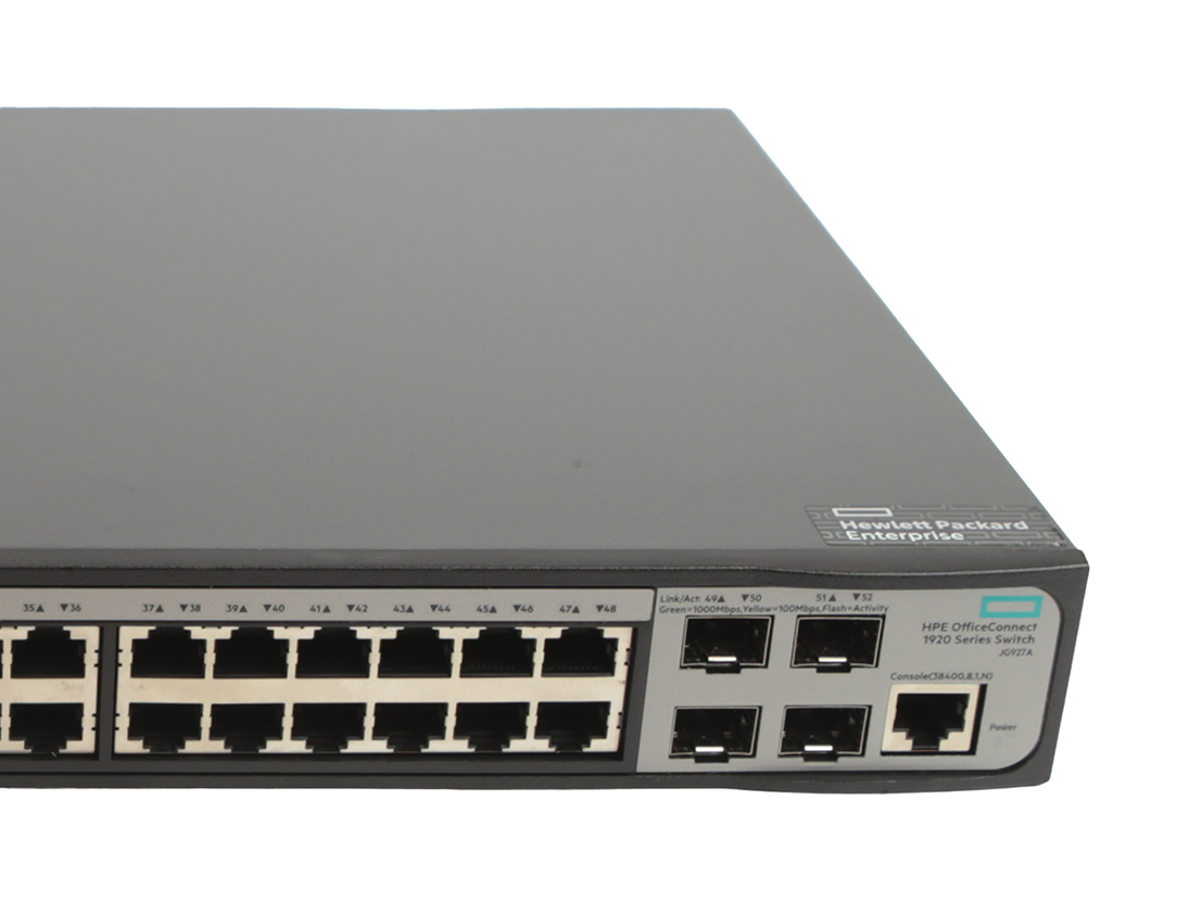 Przedni panel switcha HPE OfficeConnect z rzędem portów RJ45 oraz czterema slotami SFP z prawej strony, ujęcie pod kątem.