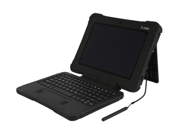 Wzmocniony tablet Zebra L10ax w czarnej obudowie z dołączoną klawiaturą i rysikiem podłączonym kablem, widok pod kątem z boku.