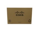 Zamknięte kartonowe pudełko z logo Cisco na wierzchu i symbolami recyklingu w rogach.