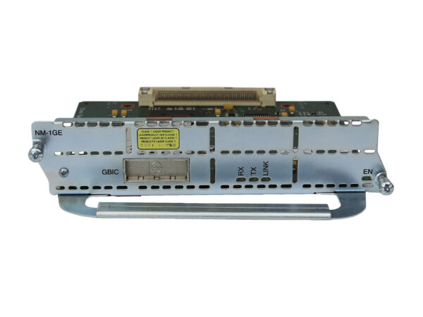 Moduł Cisco NM-1GE z gniazdem GBIC widoczny od frontu, metalowa obudowa z uchwytem montażowym i etykietą informacyjną.