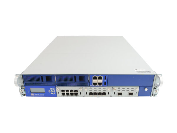 Firewall Check Point 13800 w obudowie rack, widok z przodu z portami RJ45, SFP i wyświetlaczem LCD po lewej stronie.