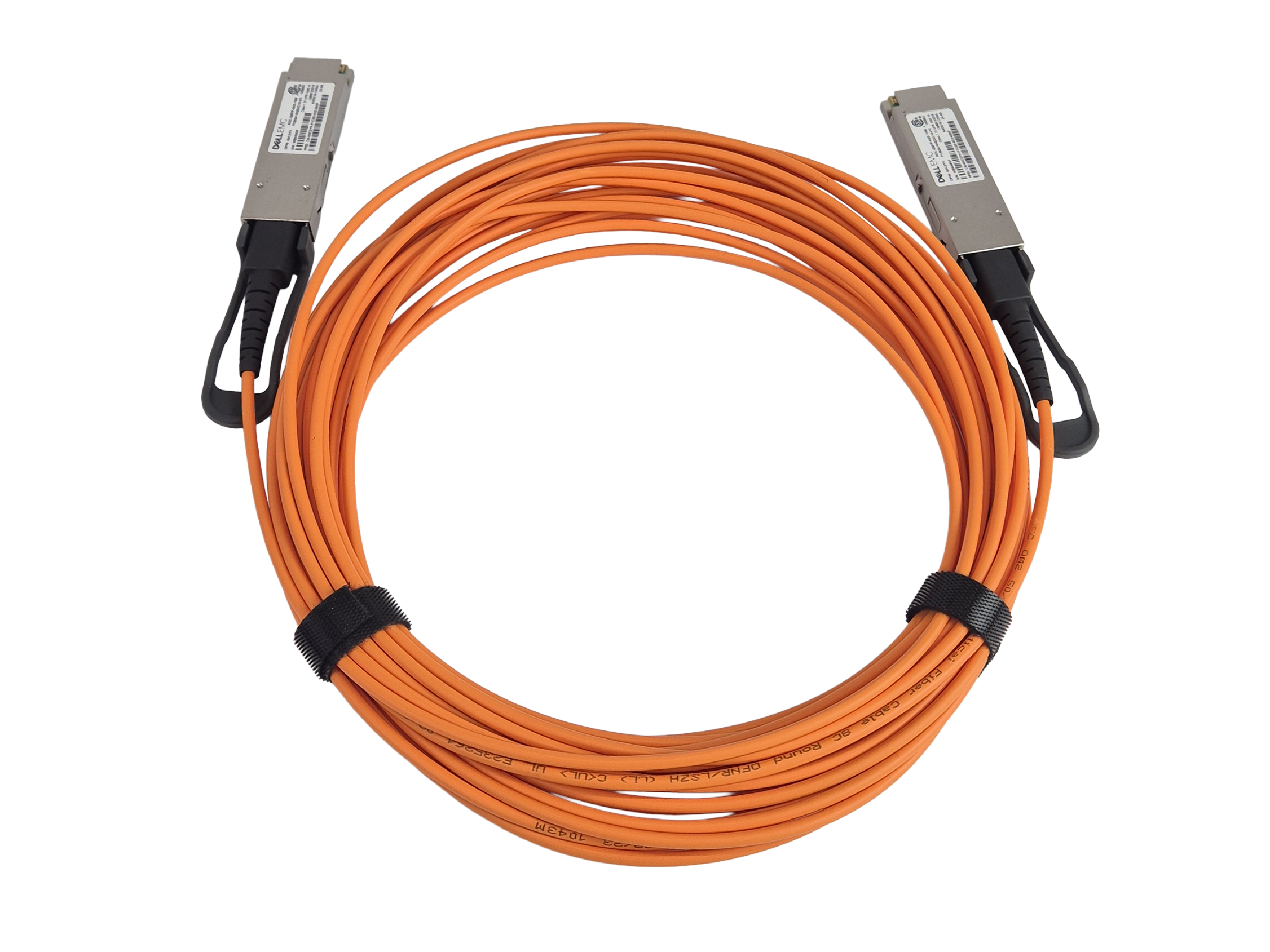 Pomarańczowy kabel światłowodowy AOC zwinięty w pętle, z czarnymi wtyczkami QSFP+ na obu końcach.