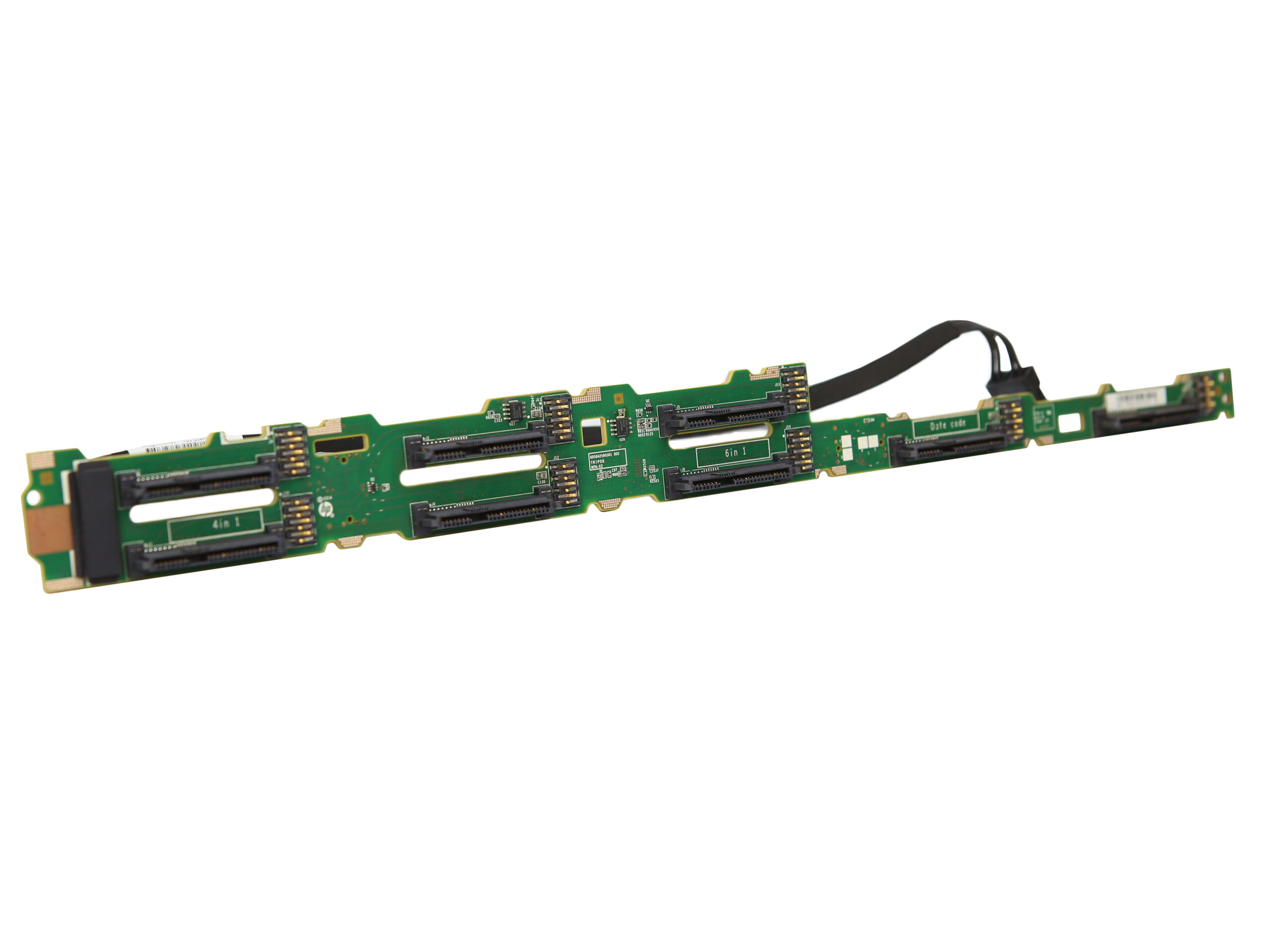 Wydłużona zielona płytka backplane z ośmioma złączami dysków 2.5" w rzędzie i krótkim kablem sygnałowym z boku.