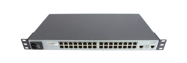 Przedni panel serwera konsoli Avocent Cyclades z 32 portami RJ45 w dwóch rzędach i uszami montażowymi do szafy rack.