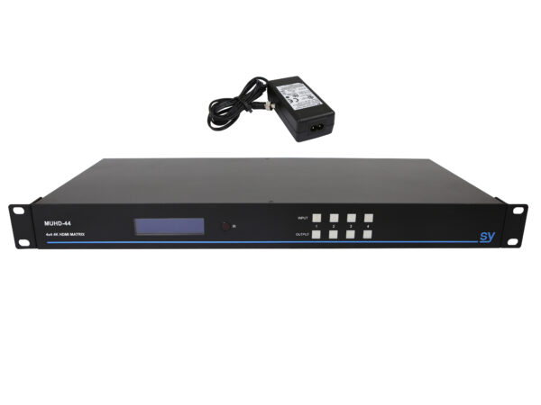 Przód matrycy HDMI SY Electronics w obudowie rack z wyświetlaczem LCD i rzędem przycisków, obok zewnętrzny zasilacz z kablem.