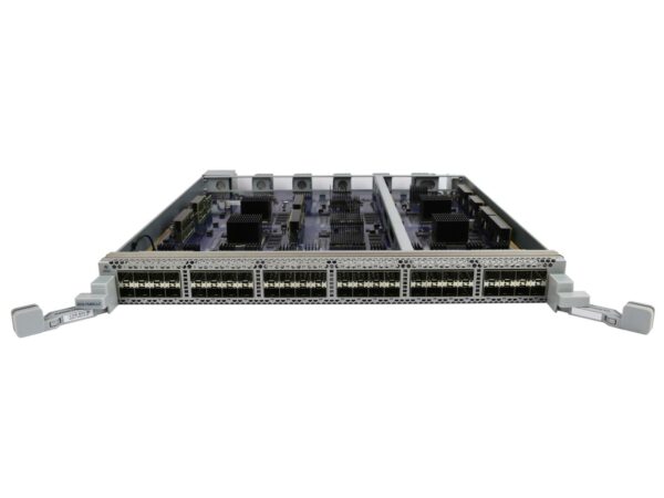 Moduł liniowy Arista z 48 gniazdami SFP+ w czterech rzędach, uchwyty montażowe po bokach karty
