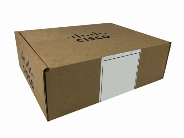 Zamknięte kartonowe pudełko z logo Cisco na wieku i pustą białą etykietą z boku opakowania.