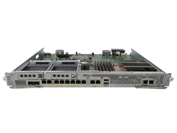 Moduł Cisco ASA5585-SSP-20 pod kątem z przodu, widoczne porty sieciowe 1Gb i sloty SFP+ na płycie czołowej.