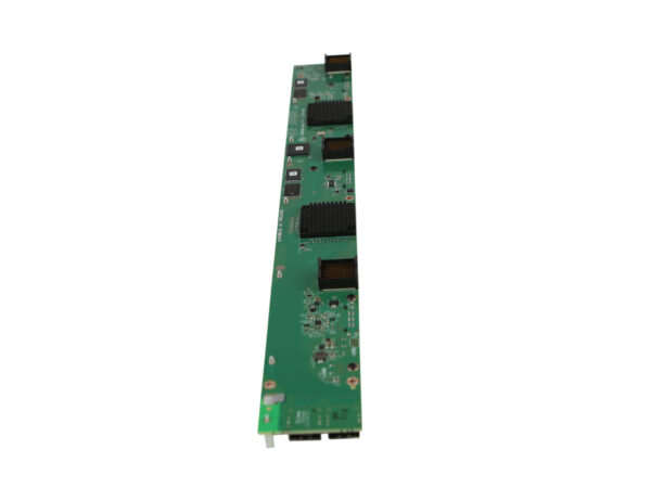 Wąska pionowa płytka elektroniczna PCB z układami scalonymi i złączami, ujęcie pod kątem na białym tle.