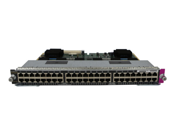 Moduł liniowy Cisco z widocznym rzędem 48 portów RJ-45 na przednim panelu obudowy.