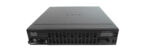 Router Cisco ISR4451-X pod kątem z boku, widoczny panel wentylacyjny i etykieta na przedniej ścianie obudowy.