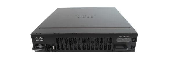 Router Cisco ISR4451-X pod kątem z boku, widoczny panel wentylacyjny i etykieta na przedniej ścianie obudowy.