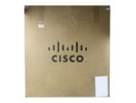 Zamknięty karton wysyłkowy z logo Cisco, widoczne taśmy klejące i naklejka na pokrywie.