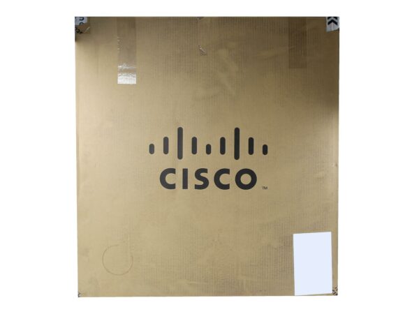 Zamknięty karton wysyłkowy z logo Cisco, widoczne taśmy klejące i naklejka na pokrywie.