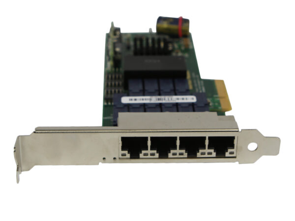 Karta sieciowa PCIe z czterema portami RJ45 na metalowym śledziu, widok z góry pod kątem.