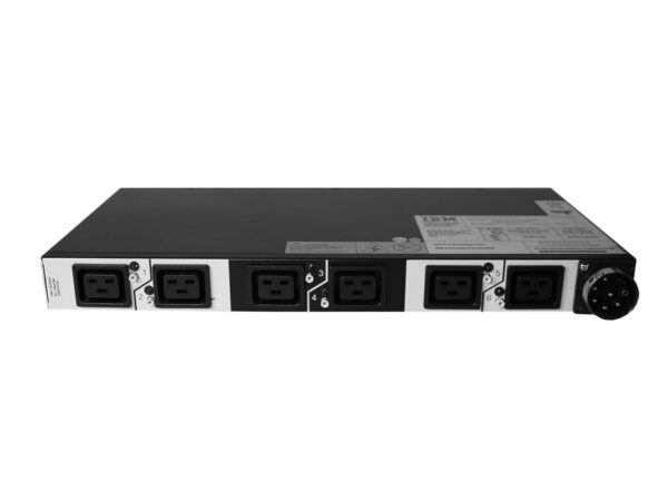 Panel PDU IBM z sześcioma gniazdami C19 w rzędzie i złączem zasilania z boku, widok od tyłu.