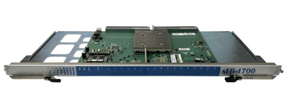 Moduł sFB-4700 w obudowie kasetowej z widoczną płytą elektroniczną, złączami i rzędem otworów wentylacyjnych z boku.