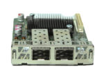 Moduł mezzanine z widocznym radiatorem chłodzącym i dwoma portami SFP+ na metalowej wnęce z boku.