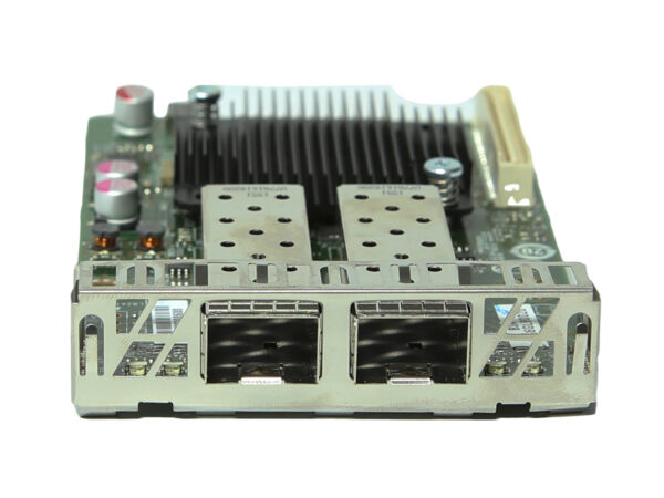 Moduł mezzanine z widocznym radiatorem chłodzącym i dwoma portami SFP+ na metalowej wnęce z boku.
