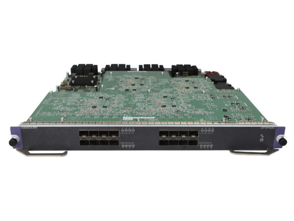 Moduł liniowy z odkrytą płytą elektroniczną, na krawędzi widoczne 16 gniazd SFP+ ułożonych w dwóch rzędach.