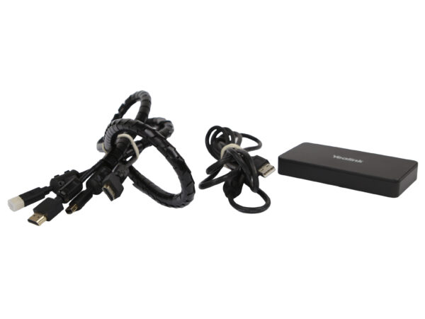 Czarna prostokątna stacja Yealink MShare obok zwiniętych kabli USB i HDMI leżących luzem na białym tle.