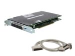 Karta kontrolera PCIe z czarną osłoną i złączem D-sub nad szarym kablem rozgałęzionym na dwie końcówki.
