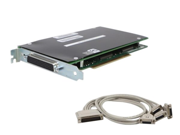 Karta kontrolera PCIe z czarną osłoną i złączem D-sub nad szarym kablem rozgałęzionym na dwie końcówki.
