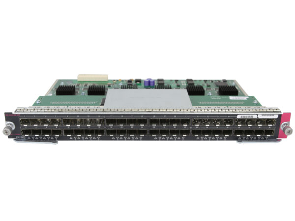 Karta liniowa Cisco z 48 gniazdami SFP w czterech rzędach, widok od przodu na płytkę bez modułów wsuniętych.