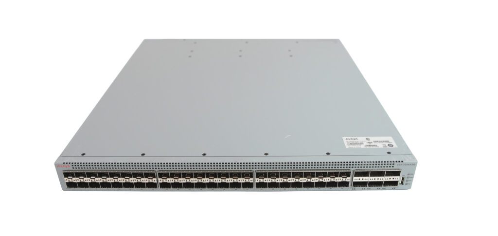 Przód switcha Avaya VSP 7254XSQ z widocznym rzędem licznych portów SFP+ i QSFP+, obudowa w dobrym stanie.