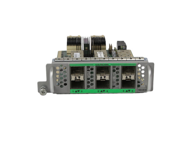 Moduł rozszerzeń Cisco z trzema portami SFP+ w zielonych obudowach i widoczną płytką elektroniczną od góry.