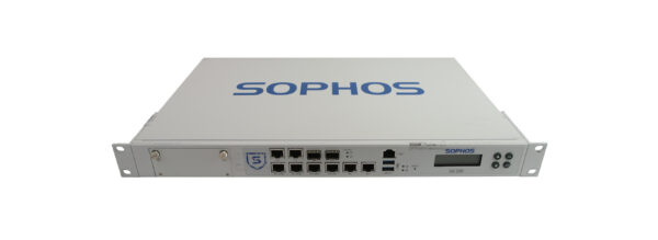 Przedni panel firewalla Sophos SG 330 z rzędem portów RJ45, dwoma slotami SFP i wyświetlaczem LCD, obudowa 1U z uszami montażowymi.