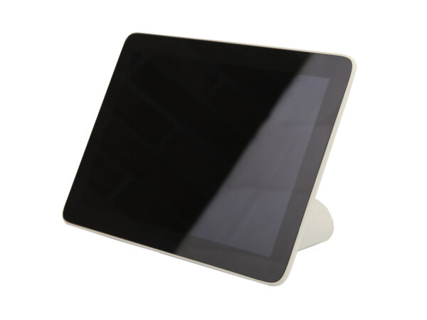 Panel dotykowy Poly TC8 widziany od przodu pod kątem, ekran wyłączony, obudowa w kolorze białym.