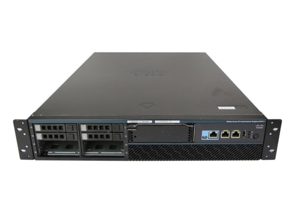 Przedni panel urządzenia Cisco z uszami montażowymi do szafy rack, widoczne cztery wnęki na dyski twarde i porty sieciowe.