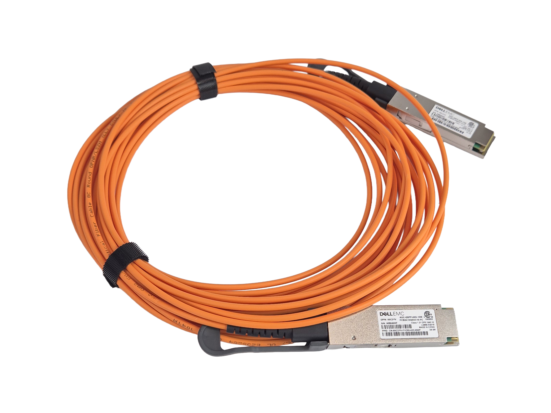 Pomarańczowy kabel optyczny AOC zwinięty w luźny motek, z metalowymi wtyczkami QSFP+ widocznymi na obu końcach.