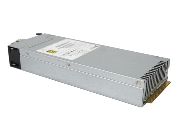 Metalowy zasilacz serwerowy z boku, widoczny radiator żebrowany i naklejka z danymi technicznymi na górze.