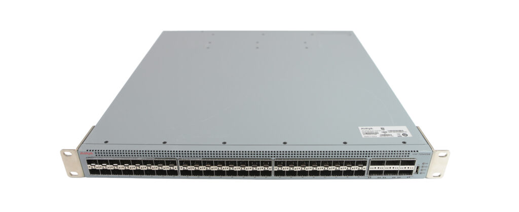 Przód switcha Avaya VSP 7254XSQ z uszami montażowymi i rzędem licznych portów SFP+ w metalowej obudowie rack.
