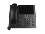 Telefon VoIP AudioCodes C448HD od przodu, czarna obudowa ze słuchawką na widełkach, kolorowy wyświetlacz i klawiatura numeryczna.