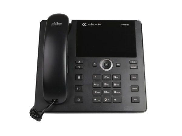 Telefon VoIP AudioCodes C448HD od przodu, czarna obudowa ze słuchawką na widełkach, kolorowy wyświetlacz i klawiatura numeryczna.